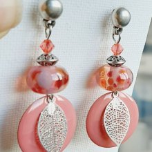boucles d'oreilles rose poudré avec feuille argenté brillant et perle faite à la main en verre filé